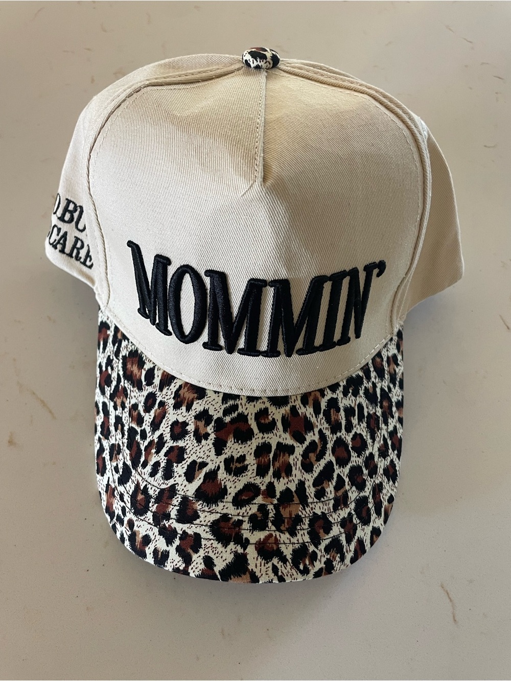 Mommin' trucker hat with Leopard Brim - Cream